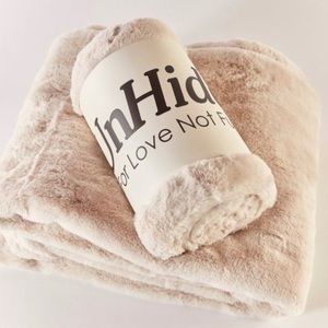 Unhide Lil’ Marsh Blanket in Beige.